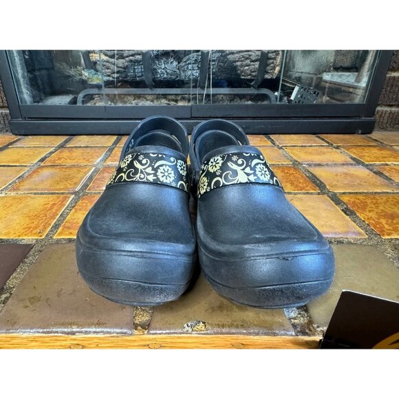 Women’s 7 Crocs Mercy Graphic Slip Resistant Nursing Work Shoes 10876 - Picture 4 of 9